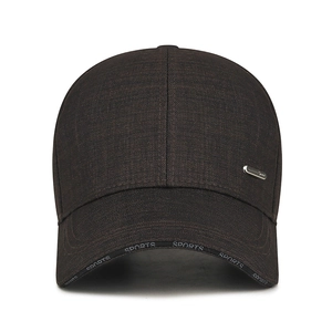 Casquette de sport marron foncé pour hommes avec texte SPORTS et accent métallique
