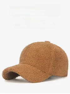 Detailaufnahme der flauschigen braunen Teddy-Plüsch Textur und des gebogenen Schirms