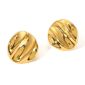 Detail van vergulde titanium stalen oorbellen met golftextuur en afmetingen van 25 mm