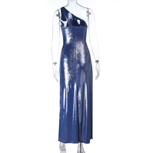 Rückansicht des schimmernden blauen One-Shoulder-Maxikleids mit engem Schnitt und Metallic-Effekt