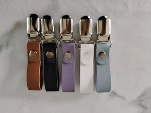 Detailliertes Set aus fünf PU-Leder-Hutclips in verschiedenen Farben mit Goldnieten