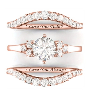 Detalle de un set de tres anillos en oro rosa con grabado I Love You Always y brillo
