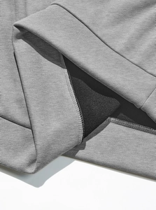 Détail du tissu tricoté gris et doublure polaire noire épaisse avec couture précise