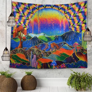 Tapisserie onirique avec planètes et montagnes colorées sur un mur industriel gris
