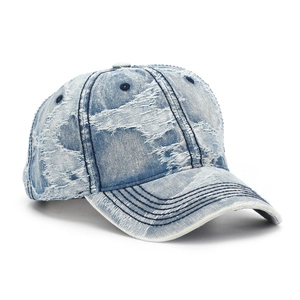 Détail d'une casquette de baseball en jean délavé avec déchirures tendance et texture