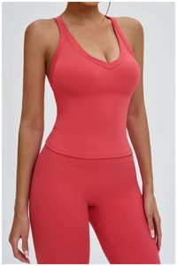 Vue détaillée du débardeur de yoga rouge corail avec col en U et dos évidé