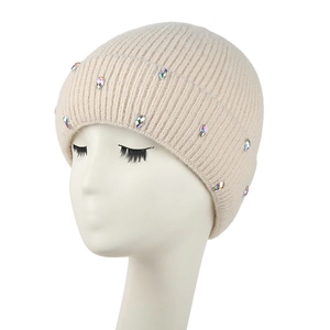 Bonnet en maille crème avec strass colorés et texture à rayures verticales