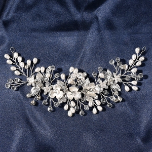Vigne de cheveux de mariée argentée avec perles et cristaux sur satin bleu