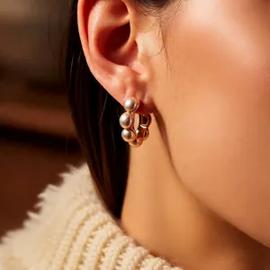 Boucles d'oreilles vintage françaises dorées à l'or 18 carats avec perles sur modèle