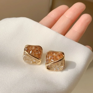 Eleganti orecchini a bottone quadrati in cristallo color oro champagne su seta