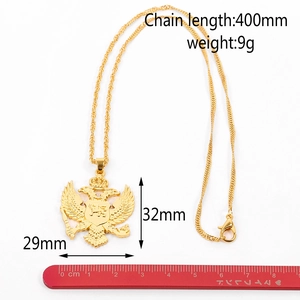 Vue détaillée du pendentif aigle doré avec mesures et longueur de chaîne incluses