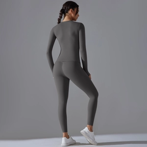 Vue latérale de l'ensemble de yoga gris foncé montrant la texture du tissu brossé