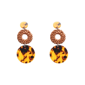 Bohemian three-tier round earrings with resin tortoise pattern and woven rattan rings