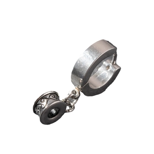 Retro stainless steel hoop earring for men with a vintage skull pendant in silver finish