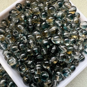 Détail macro de perles en verre multicolores avec textures tourbillonnantes