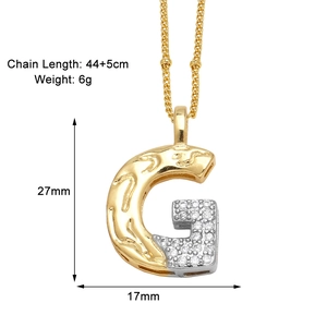 Détail montrant les dimensions du pendentif lettre G bicolore 27x17mm serti de zircons