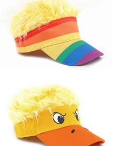 Detalle de gorras divertidas con rayas de arcoíris, diseño de pato y pelo sintético amarillo