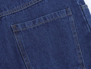 Vue détaillée de la poche arrière du jean bleu foncé avec coutures orange contrastées