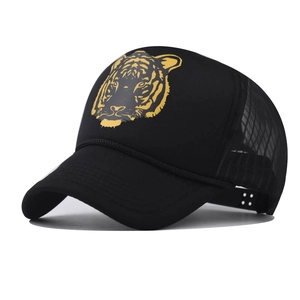 Détail de l'imprimé tête de tigre sur casquette trucker jaune et noire avec filet