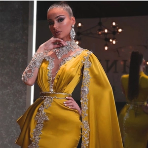 Elegante gouden satijnen avondjurk met pailletten en strass-steentjes voor dames