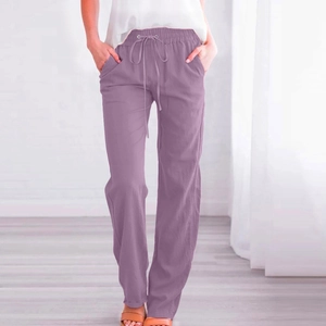 Détail de la taille élastique à cordon de serrage sur ce pantalon en lin lilas