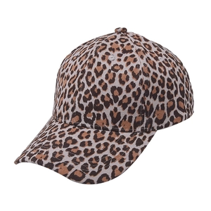 Détail d'une casquette léopard avec texture classique marron et visière courbée de qualité
