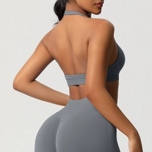 Détail de la brassière de sport dos nu et du legging gris à taille haute sans couture