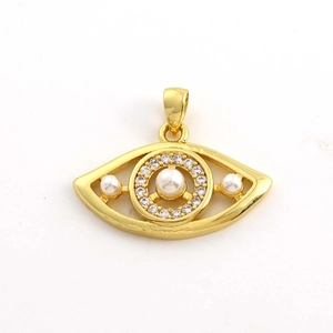 Ciondolo a occhio placcato oro 18K con tre perle e zirconi brillanti su sfondo bianco