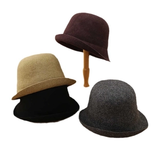 Cappelli cloche in lana marrone, cammello, nero e grigio per il calore invernale