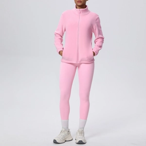 Dettaglio del set yoga in pile rosa con giacca con zip e leggings a vita alta