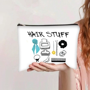 Pochette en toile blanche avec lettrage HAIR STUFF et motifs d'accessoires de coiffure