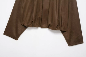 Détails de l'ourlet et des poignets de ce blouson aviateur marron à texture suédée