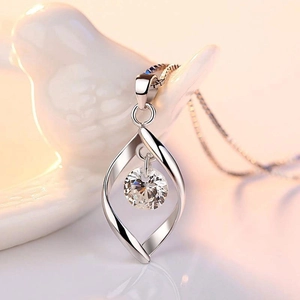 Elegante collana d'argento con pendente geometrico in zircone su supporto di ceramica