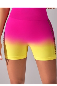 Détail du short de yoga dégradé taille haute avec design de sangle croisée évidée