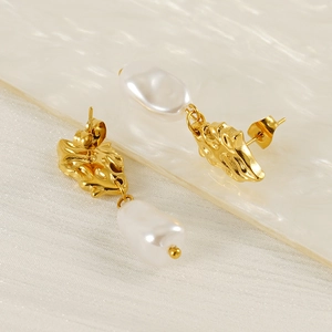 Boucles d'oreilles en titane avec perles baroques et texture lave dorée sur support