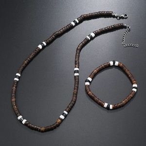 Détail du collier et bracelet en perles de coco avec fermoir mousqueton métallique