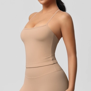 Dettaglio del reggiseno sportivo nude con spalline sottili e leggings yoga a vita alta