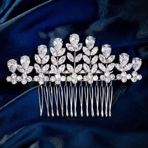 Vue détaillée du peigne de mariée argenté avec feuilles de cristal sur satin bleu