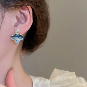 Makroaufnahme von französischen Vintage-Blumenohrringen mit Emaille und Perlen