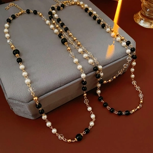 Vue détaillée du collier de perles avec fermoir doré et chaîne d'extension vintage