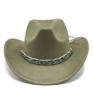 Détail d'un chapeau de cowboy en daim vert olive avec bande perle bohème et bord incurvé