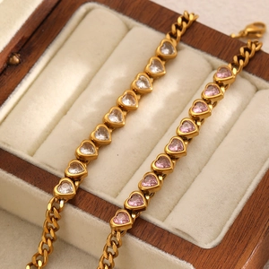 Elegantes Gold-Cuban-Armband mit rosa und weißen Zirkonia-Herzsteinen im Etui