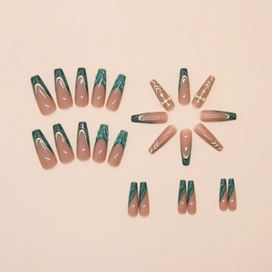 Détail de faux ongles marbre vert foncé avec croix dorées et strass brillants