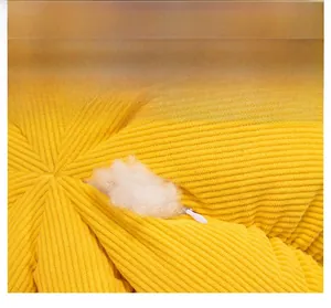 Détail de la fermeture éclair invisible et du rembourrage en coton du coussin citrouille