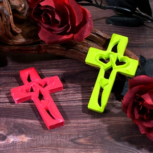 Dettaglio di stampi in silicone a croce e cuore in vivaci colori rosso e verde