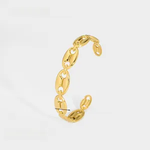 Detail showing 1.1cm width and 11.0g weight of golden pig nose link bracelet