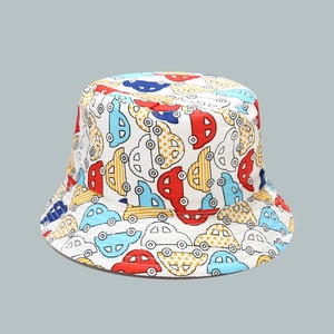 Dettaglio cappello a secchiello per bambini con stampe di auto colorate e cuciture solide