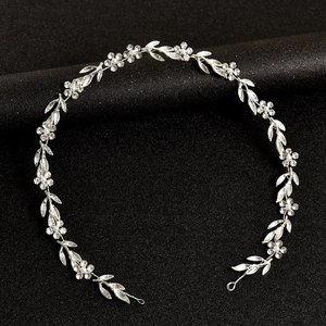 Bandeau de mariée argenté avec feuilles de cristal et perles sur fond noir texturé