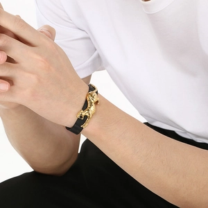 Fashionable leopard charm mesh bracelet in black and gold for men in a stylish pose