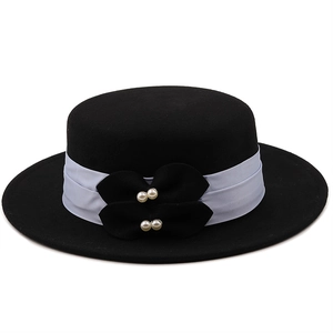 Détail du chapeau en laine avec nœuds ornés de perles et ruban en satin gris élégant
